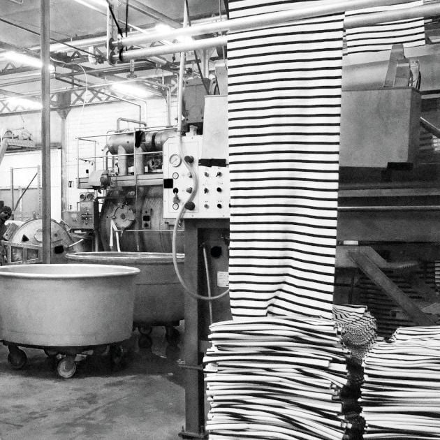 Métrage de jersey à rayure pour la fabrication de marinières à l'usine Armor-Lux.
