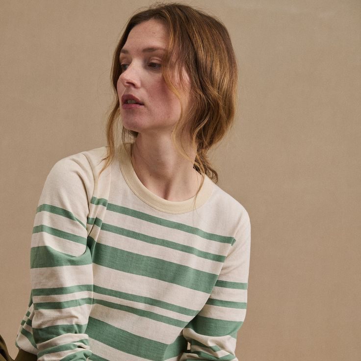 Modèle Le Minor portant une marinière verte.