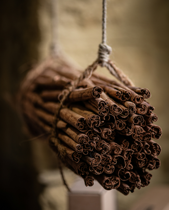 Mathilde Roellinger, spécialiste des épices à Cancale - Maisons de Bricourt.
La Sterne, magazine breton.