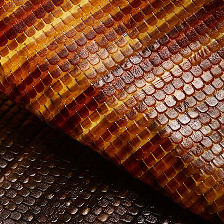 Tissage d'algues en écailles de couleur ambre et caramel réalisé par la designer bretonne Violaine Buet.
La Sterne - magazine breton.