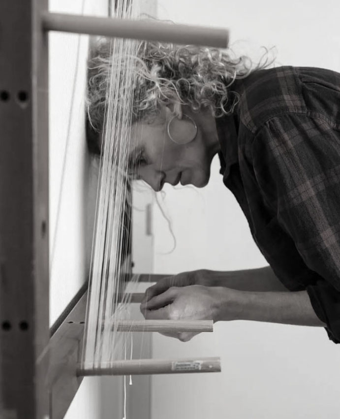 Violaine Buet sur son métier à tisser.
La Sterne - magazine breton.