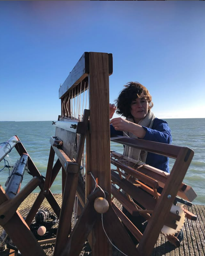 Lucile Drouet tissant sur une plage avec la mer en arrière plan.
La Sterne magazine - Design en Bretagne.
