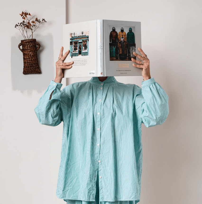 Gallego Desportes, femme lisant en chemise verte.