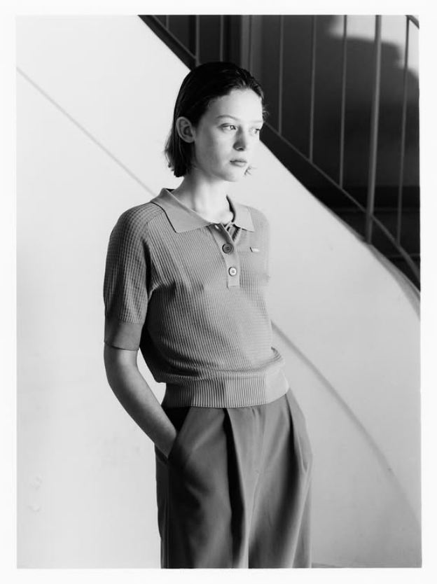 Modèle Le Mont St Michel en polo et pantalon monochrome.