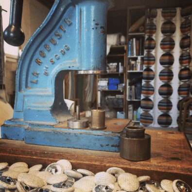 Design et artisanat en Bretagne | Emmanuelle Hégaret | Tapissière d'ameublement - Restauration de mobilier | La Sterne - magazine breton