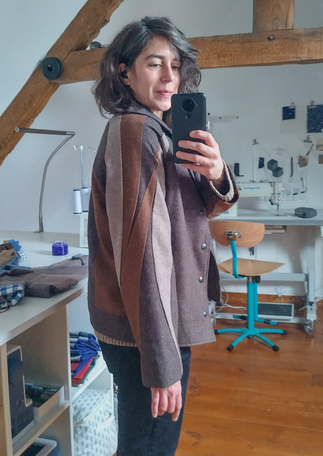 Designer textile bretonne. Tombolo est une marque  de vêtements durables. L'atelier fabrique des vêtements écoresponsable sur-mesure en Bretagne.